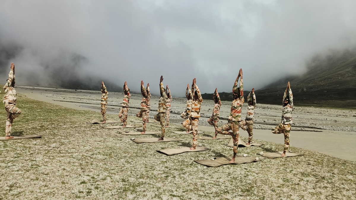 Video: बर्फीले पहाड़ों से लेकर रेतीले मैदानों तक… 15 हजार फीट की ऊंचाई पर जवानों ने किया योग