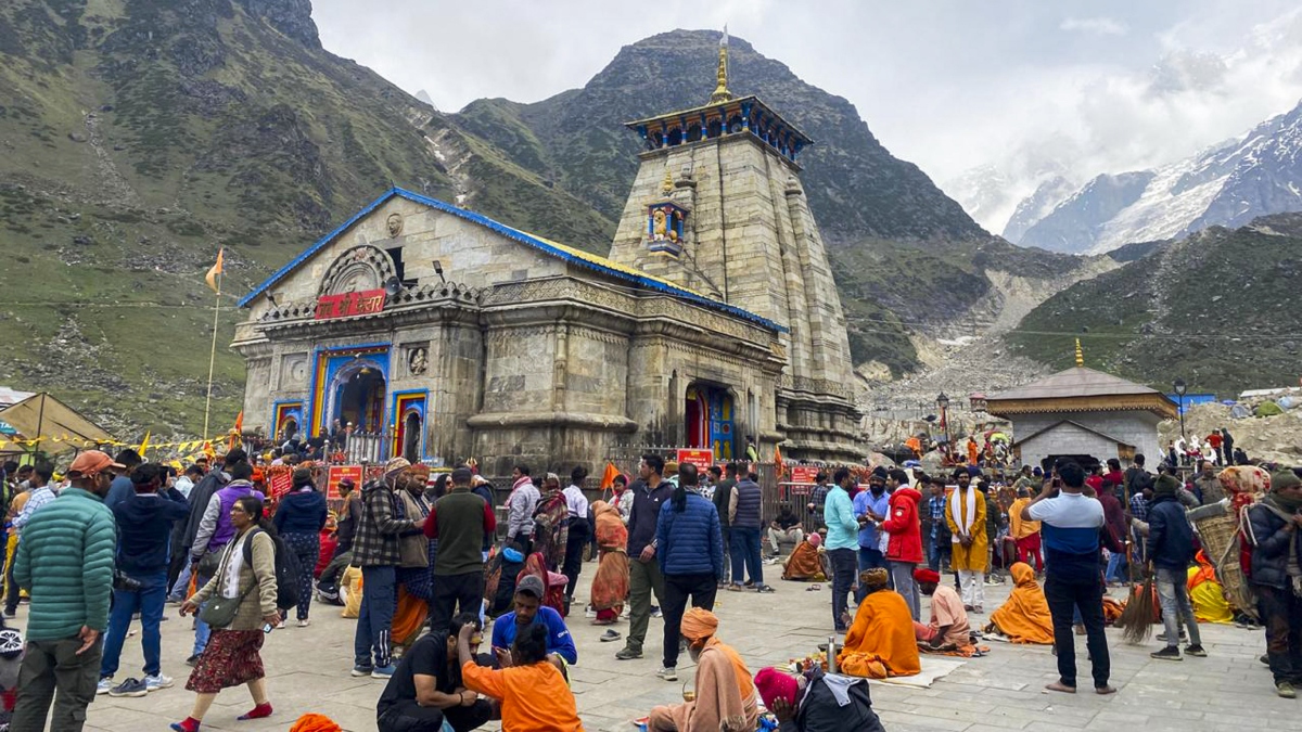 भोले के भक्तों पर नहीं हो रहा मौसम का असर, एक दिन में 19,484 श्रद्धालु पहुंच गए केदारनाथ