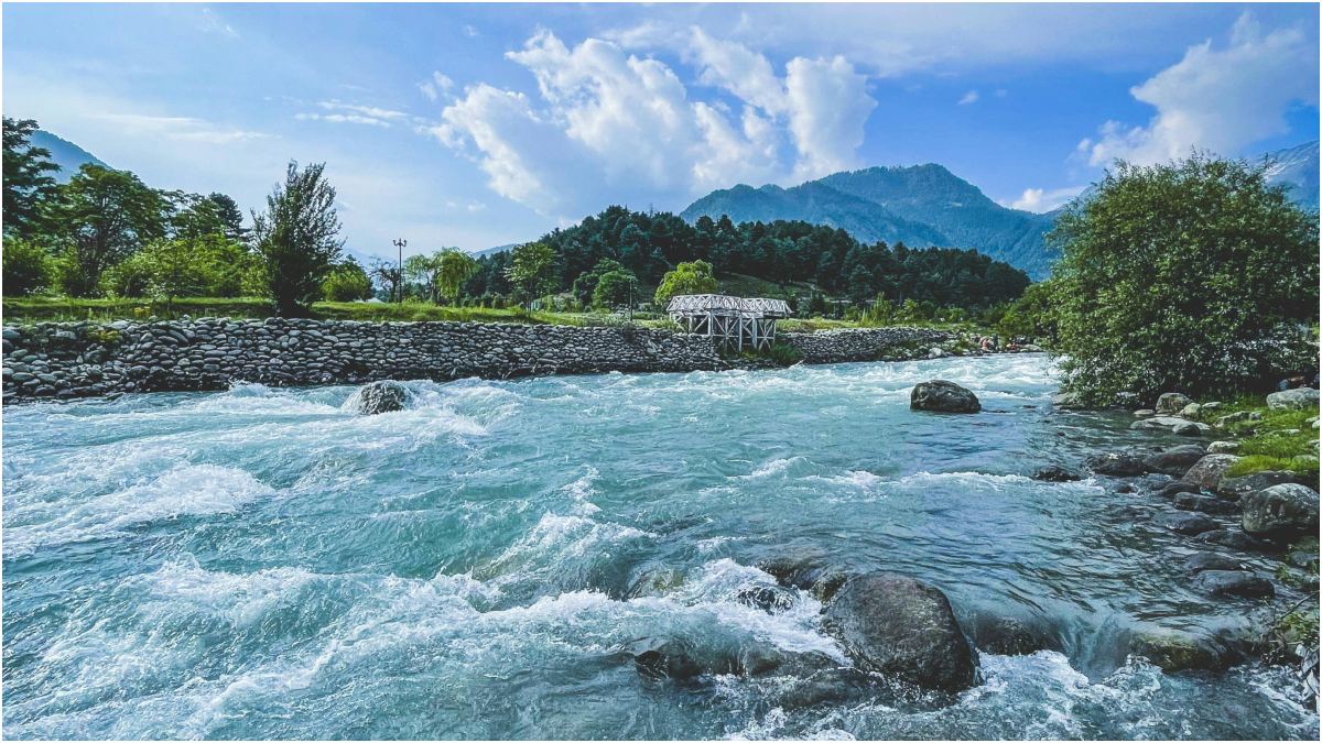 गर्मी ने बजा दिया है बैंड? बजट में इन ठंडी-ठंडी जगहों पर घूमने का बनाएं प्लान