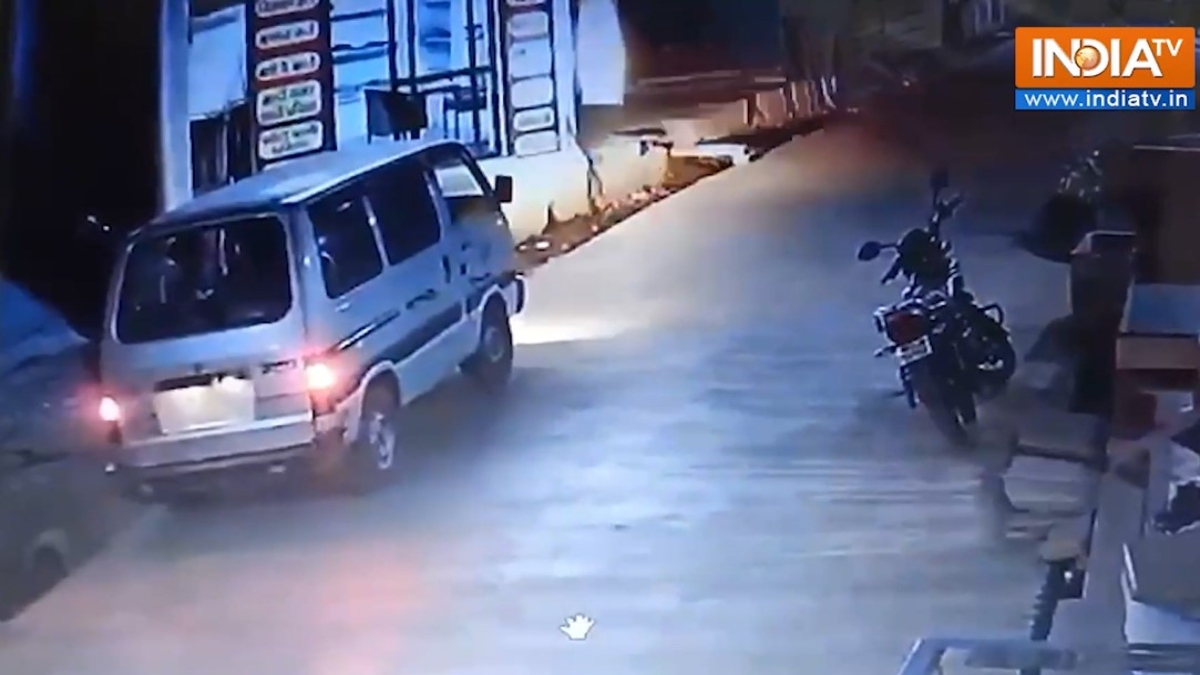 VIDEO: पति ने दोस्तों के साथ मिलकर अपनी ही पत्नी को किया किडनैप, वजह जानकर हो जाएंगे हैरान