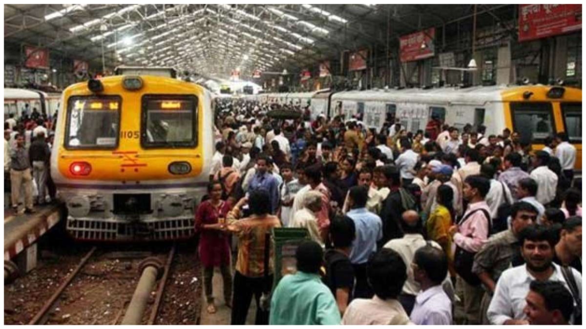 Mumbai Local Train: थम गई मुंबई की लाइफलाइन, तकनीकी खामियों के कारण लोकल ट्रेन सेवाएं बाधित - India TV Hindi