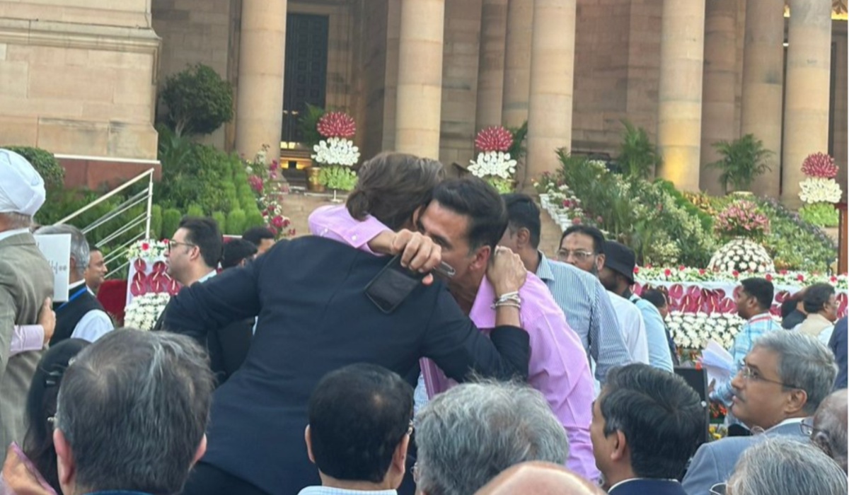 मोदी के शपथ ग्रहण में शाहरुख खान ने अक्षय कुमार को लगाया गले, वायरल तस्वीर में स्टार्स का दिखा जलवा
