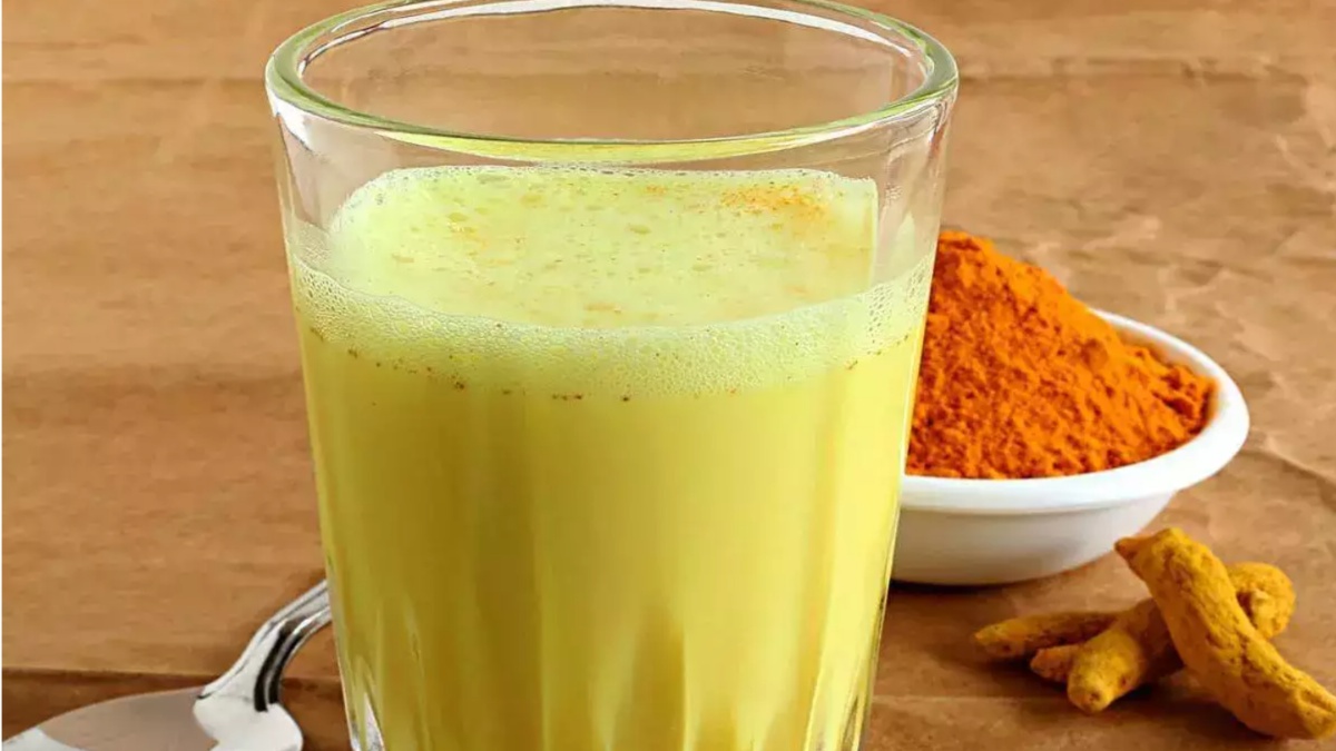 रात में सोने से पहले एक गिलास दूध में चुटकी भर ये पीला मसाला मिलाकर पीने से सेहत को मिलेंगे ज़बरदस्त फायदे