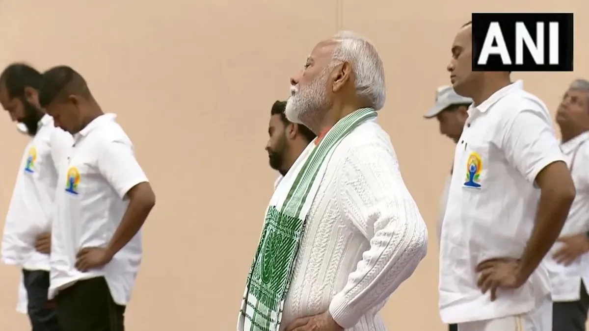 International Yoga Day 2024: कश्मीर में PM मोदी ने किया योगासन, बोले- योग पर रिसर्च हो रहे, रिकॉर्ड बन रहे pm modi- India TV Hindi