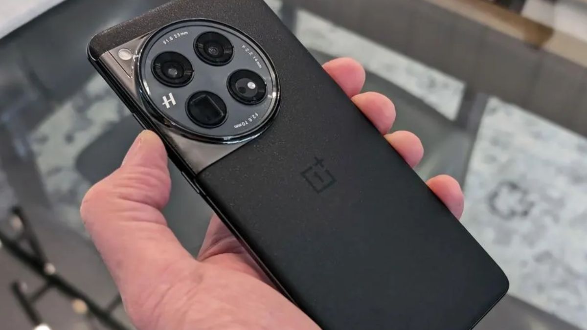 OnePlus 12 की कीमत में आई भारी गिरावट, फ्लैगशिप फोन को सस्ते में खरीदने का शानदार मौका