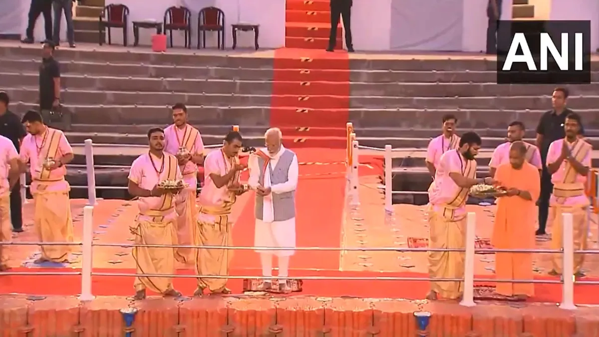 वाराणसी में पीएम मोदी ने की मां गंगा की आरती, यूपी के सीएम योगी आदित्यनाथ भी मौजूद PM MODI - India TV Hindi