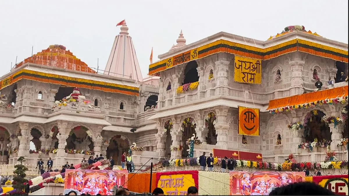 'राम मंदिर की छत से टपक रहा पानी', पूजास्थल पर जलजमाव से मुख्य पुजारी आचार्य सत्येंद्र दास नाराज अयोध्या का राम मंदिर - India TV Hindi