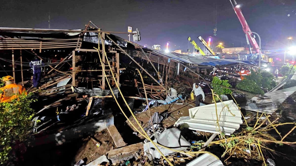 ठाणे में फ्लैट की छत गिरने से बुजुर्ग दंपति और बेटा घायल; लगभग 100 अन्य को निकाला गया