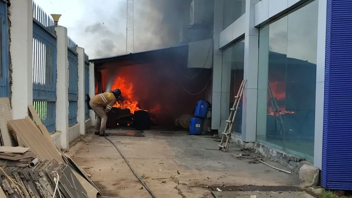 मुजफ्फरनगर में बम की तरह फटा AC, मारुति शोरूम जलकर हुआ खाक, करोड़ों का हुआ नुकसान आग बुझाते हुए दमकलकर्मी- India TV Hindi