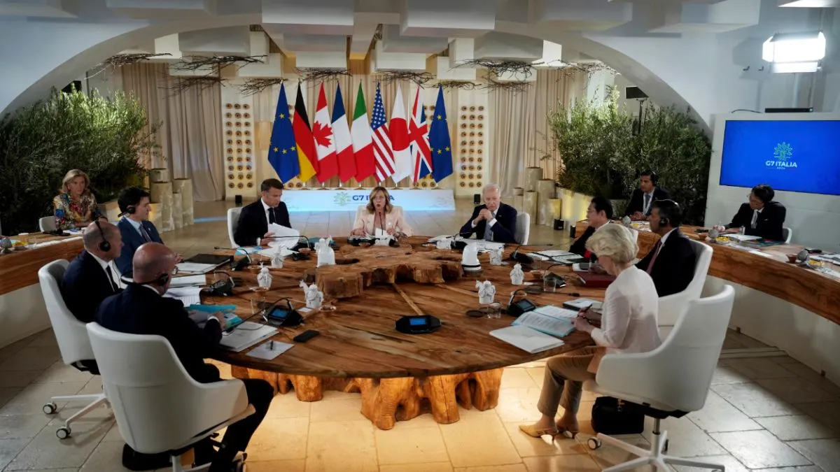 G7 में गूंजा अवैध प्रवासन और मानव तस्करी का मुद्दा, डंकी रूट से यूरोप में घुसपैठ के खिलाफ खड़े हुए देश इटली में बैठक करते जी-7 देशों के राष्ट्राध्यक्ष। - India TV Hindi
