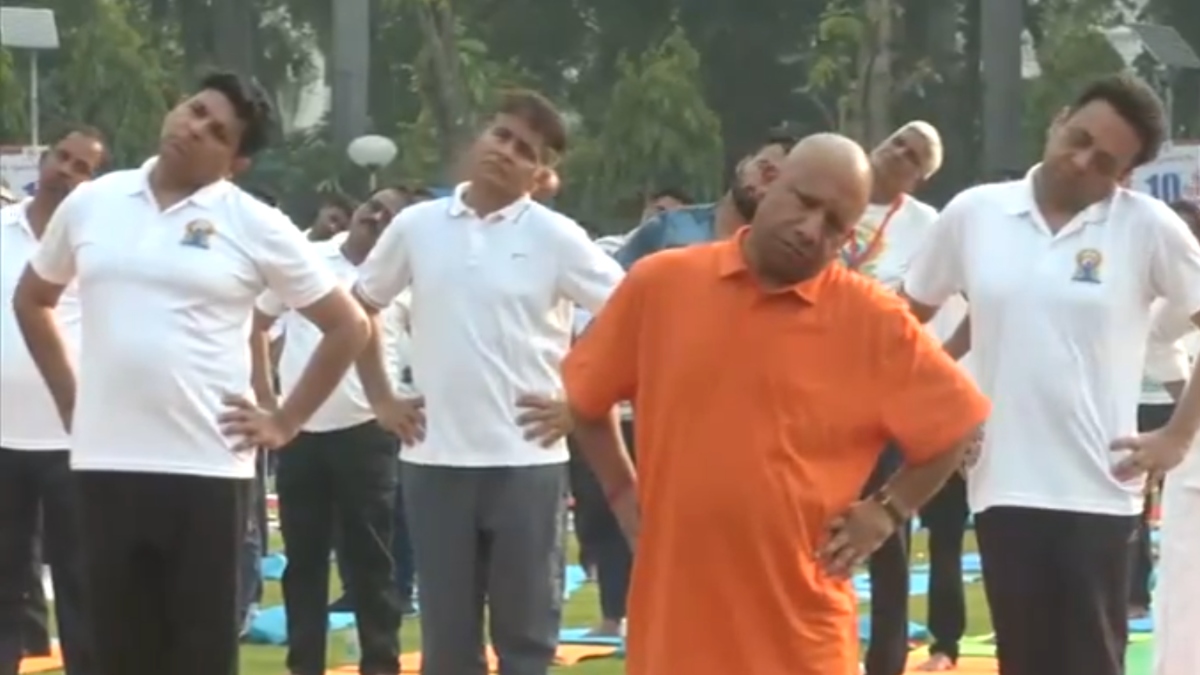 राज्यपाल आनंदी बेन के साथ योगी आदित्यनाथ ने किया योग, कहा- ‘यह ऋषि परंपरा का अमूल्य उपहार’