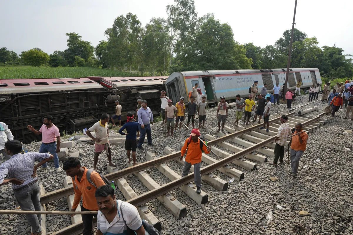 गोंडा ट्रेन हादसे में मृतकों की संख्या बढ़कर चार हुई, रेलवे ने शुरू की उच्चस्तरीय जांच गोंडा ट्रेन हादसे में मृतकों की संख्या बढ़कर चार हुई, घायलों की संख्या 31- India TV Hindi