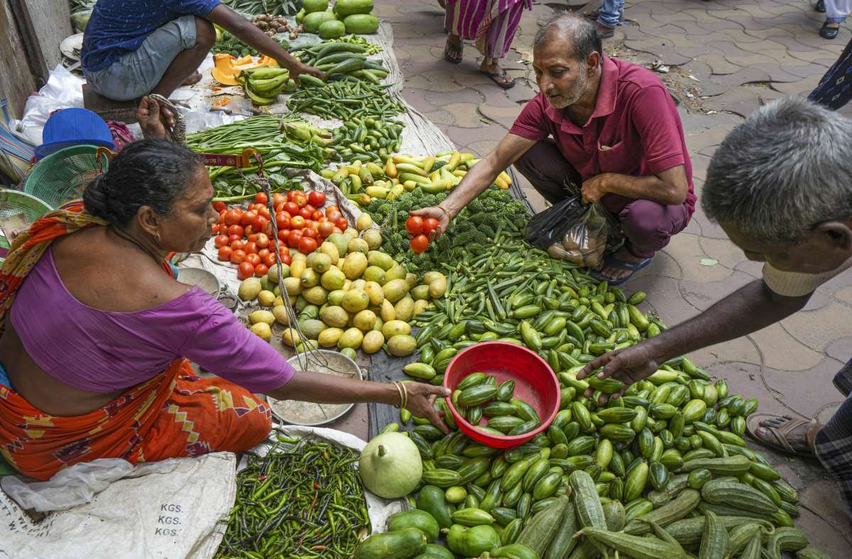 भारी बारिश ने बिगाड़ा किचन का जायका, सब्जियों के दाम आसमान पर पहुंचें, यहां जानें ताजा रेट