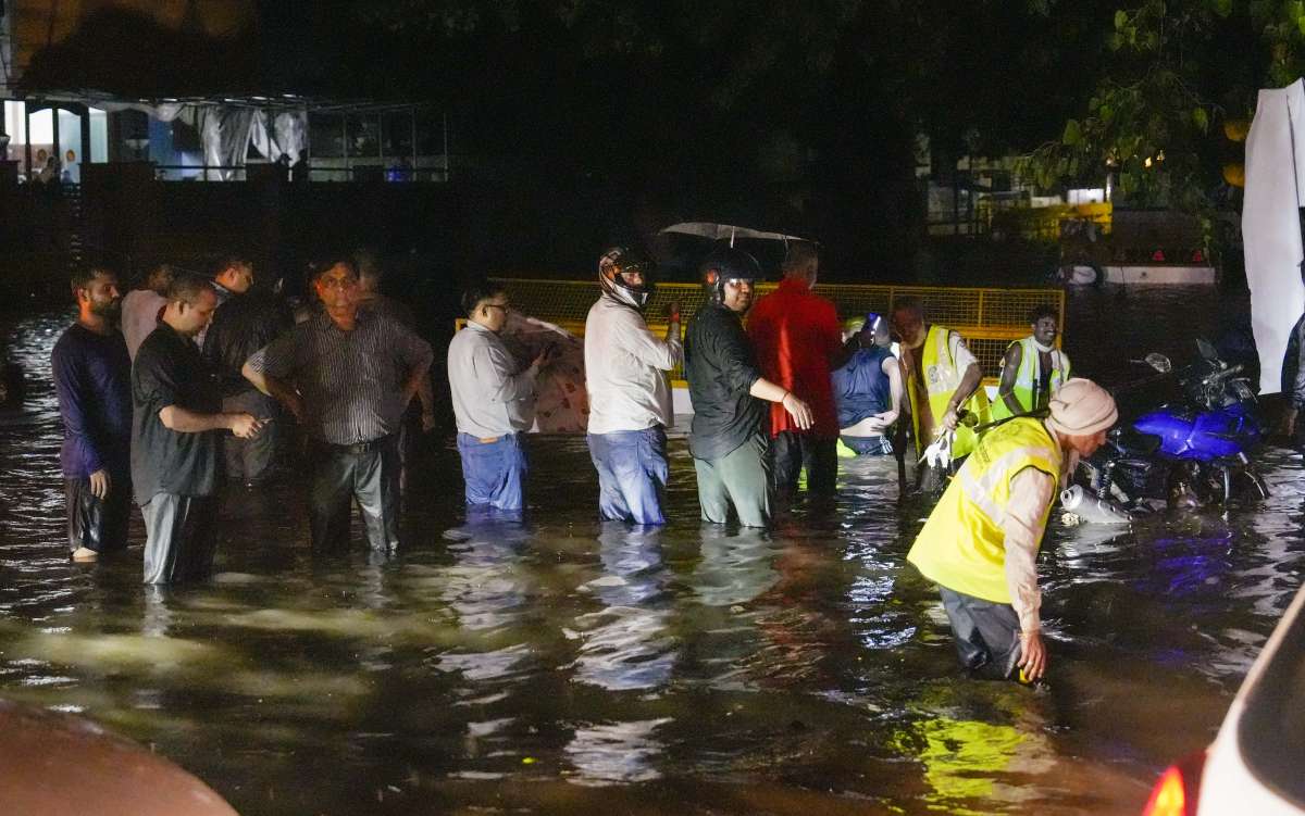 दिल्ली के सब्जी मंडी इलाके में बिल्डिंग गिरने से बड़ा हादसा, दमकल की कई गाड़ियां मौके पर