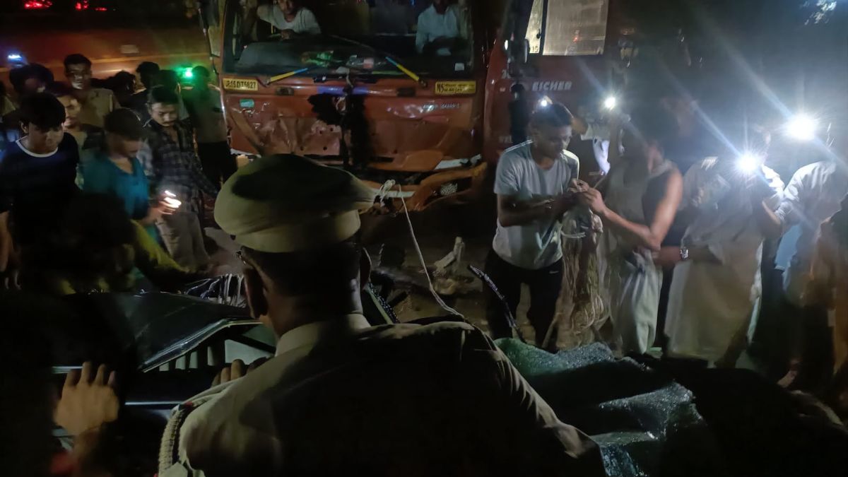 बरेली में भीषण हादसा, ऑल्टो कार और DCM ट्रक की टक्कर में तीन लोगों की मौत, हादसे के बाद लगा जाम
