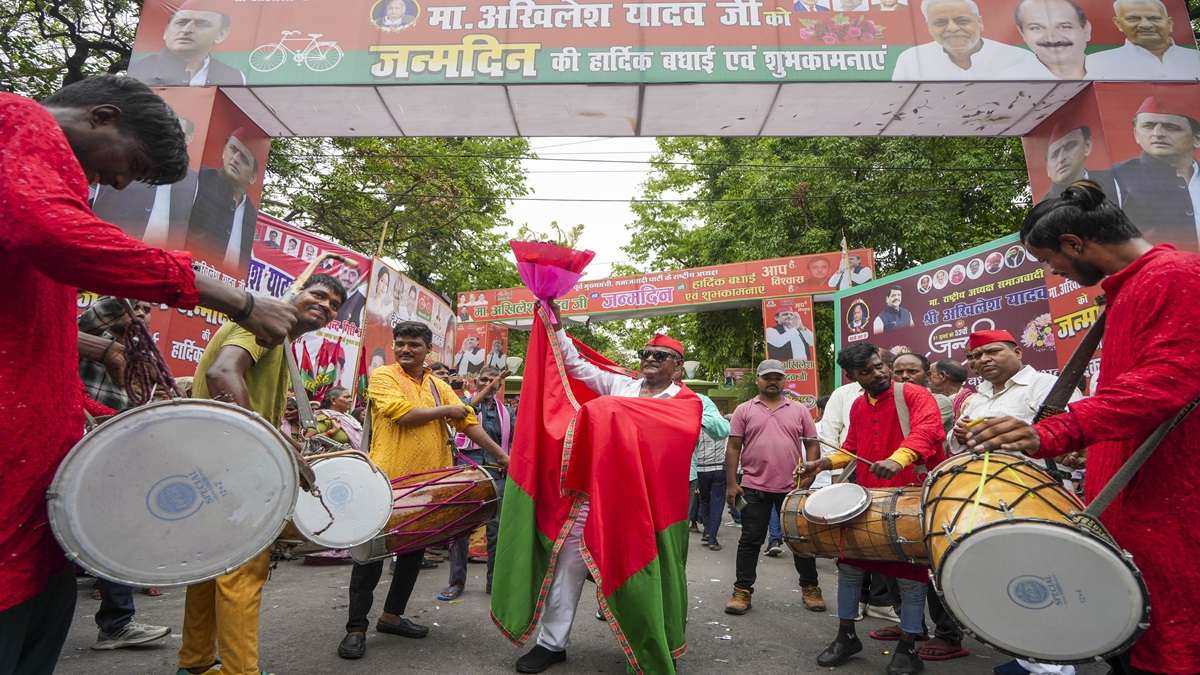 सपा कार्यकर्ताओं ने उत्साह के साथ मनाया अखिलेश यादव का जन्मदिन