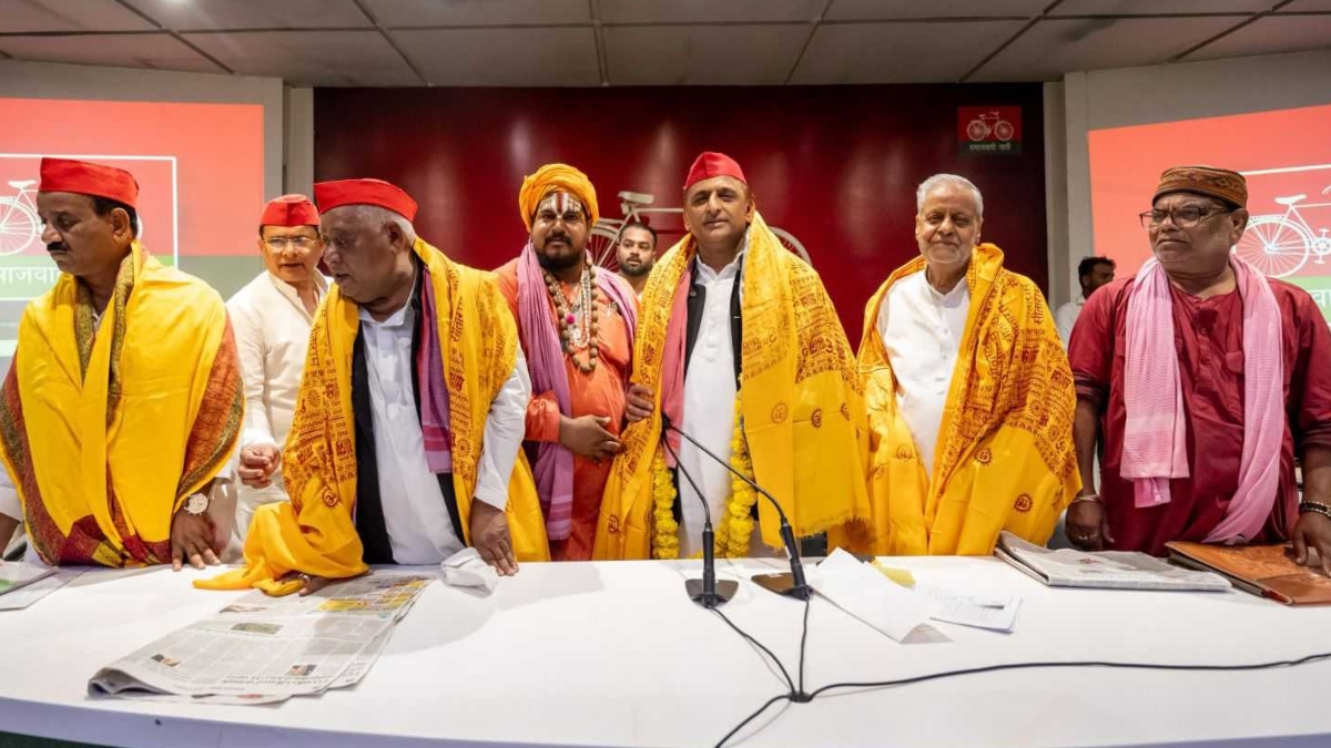अयोध्या में साधु-संतों से अखिलेश यादव ने की मुलाकात, कहा- चुनावी नतीजों ने BJP की उड़ा दी नींद