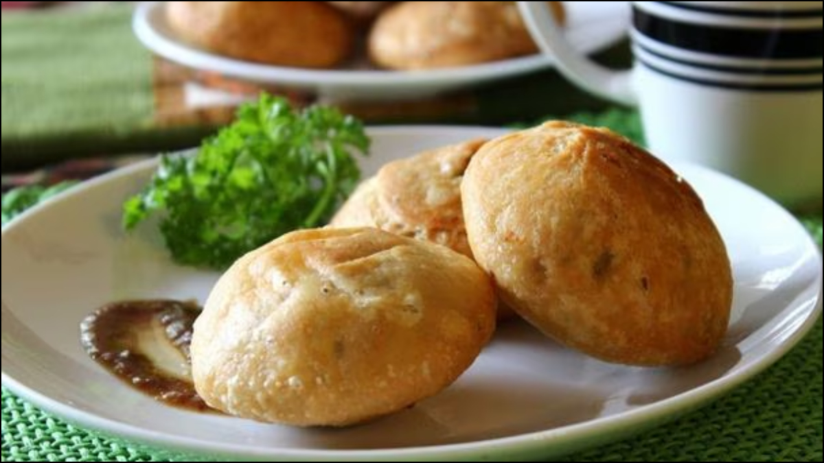 बालकनी में बैठकर खाएं आलू की कुरकुरी कचौड़ी, बारिश का मजा हो जाएगा दोगुना, जानिए रेसिपी