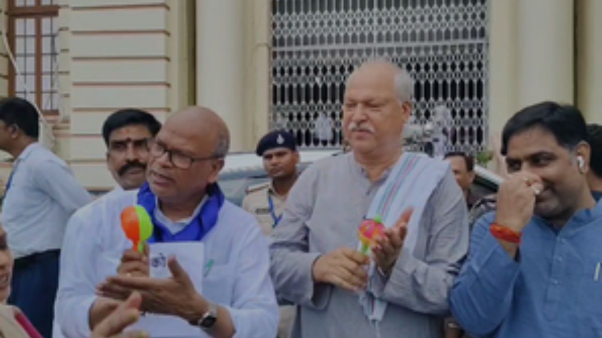 हाथ में क्यों ‘झुनझुना’ लेकर विधानसभा पहुंचे कांग्रेस के विधायक? सदन में जमकर किया हंगामा