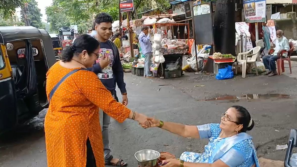 सब्जी बेचने वाली का बेटा बना सीए, लोगों ने दी बधाई तो माँ की आंखों से छलक पड़े आंसू; देखें VIDEO