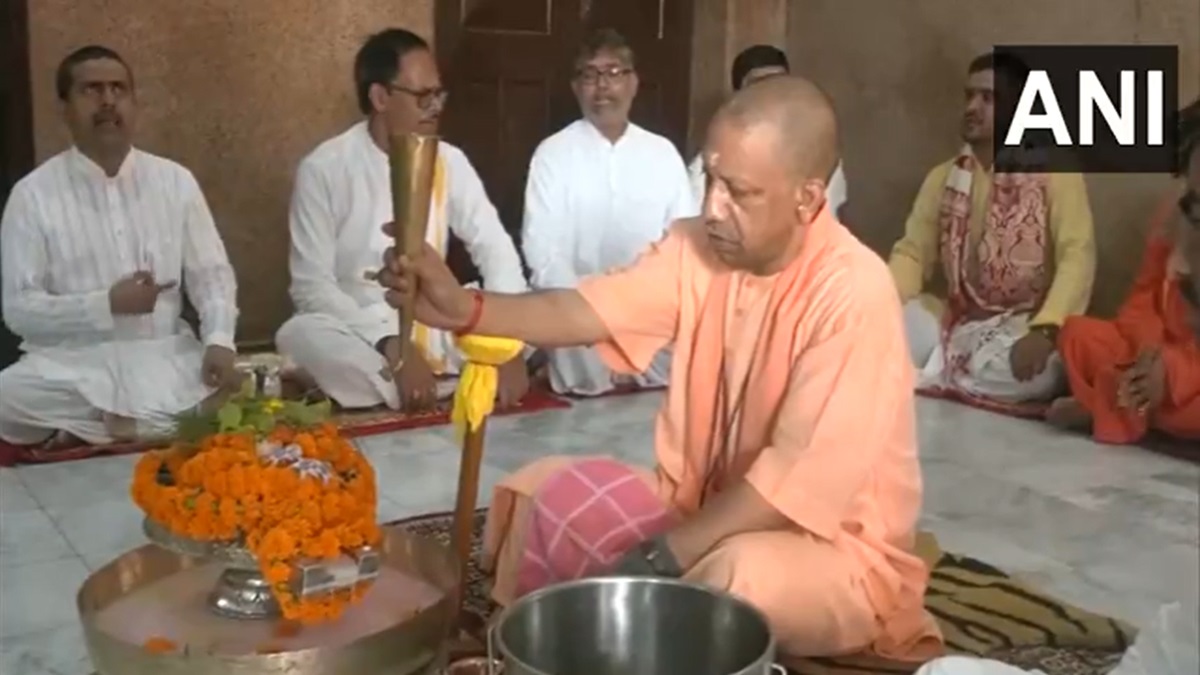 गुरु पूर्णिमा के मौके पर CM योगी ने गोरखनाथ मंदिर में की पूजा-अर्चना, सामने आया VIDEO