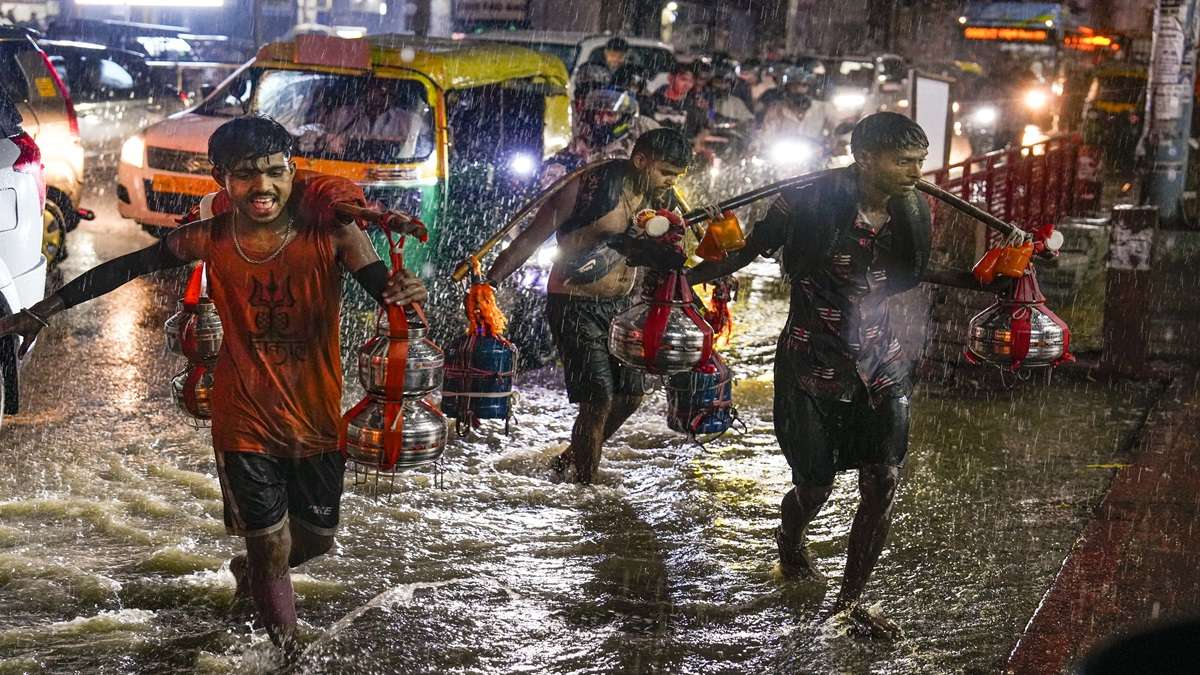 दिल्ली में एक घंटे में 100 मिलीमीटर बारिश हुई, IMD को जारी करना पड़ा रेड अलर्ट