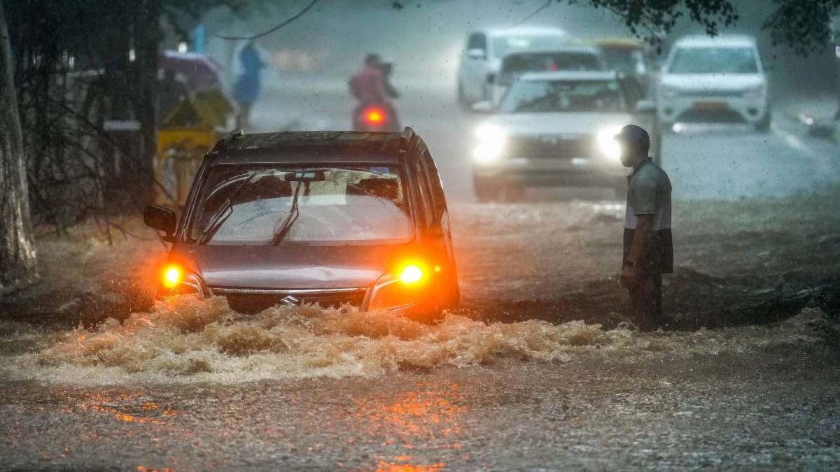 दिल्ली-एनसीआर में झमाझम बारिश, तालाब बन गईं सड़कें, जानें आज कैसा रहेगा मौसम