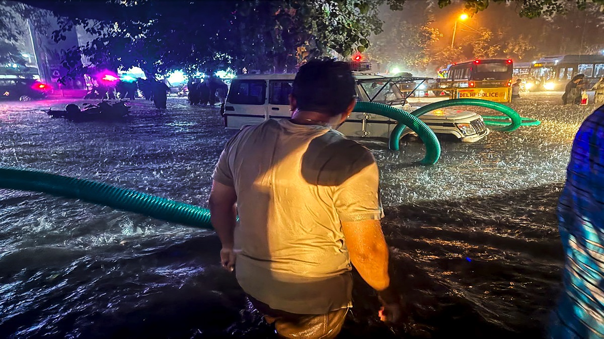 Delhi Rains: भारी बारिश से दिल्ली एयरपोर्ट पर उतरने वाले 10 फ्लाइट्स करने पड़े डायवर्ट, पैसेंजर्स के लिए अलर्ट