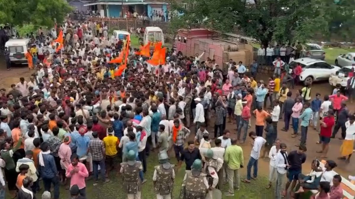 प्रशासन ने नहीं गिराया आरोपी का घर तो बेकाबू हुई भीड़, पुलिस को छोड़ने पड़े आंसू गैस के गोले