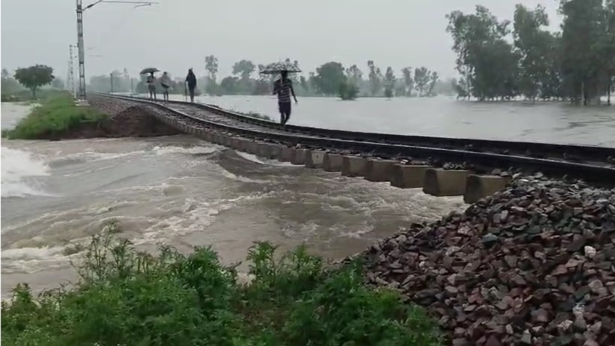 यूपी में दिखा बारिश का कहर, रेलवे ट्रैक के नीचे से बह गई पुलिया; देखें भयावह Video