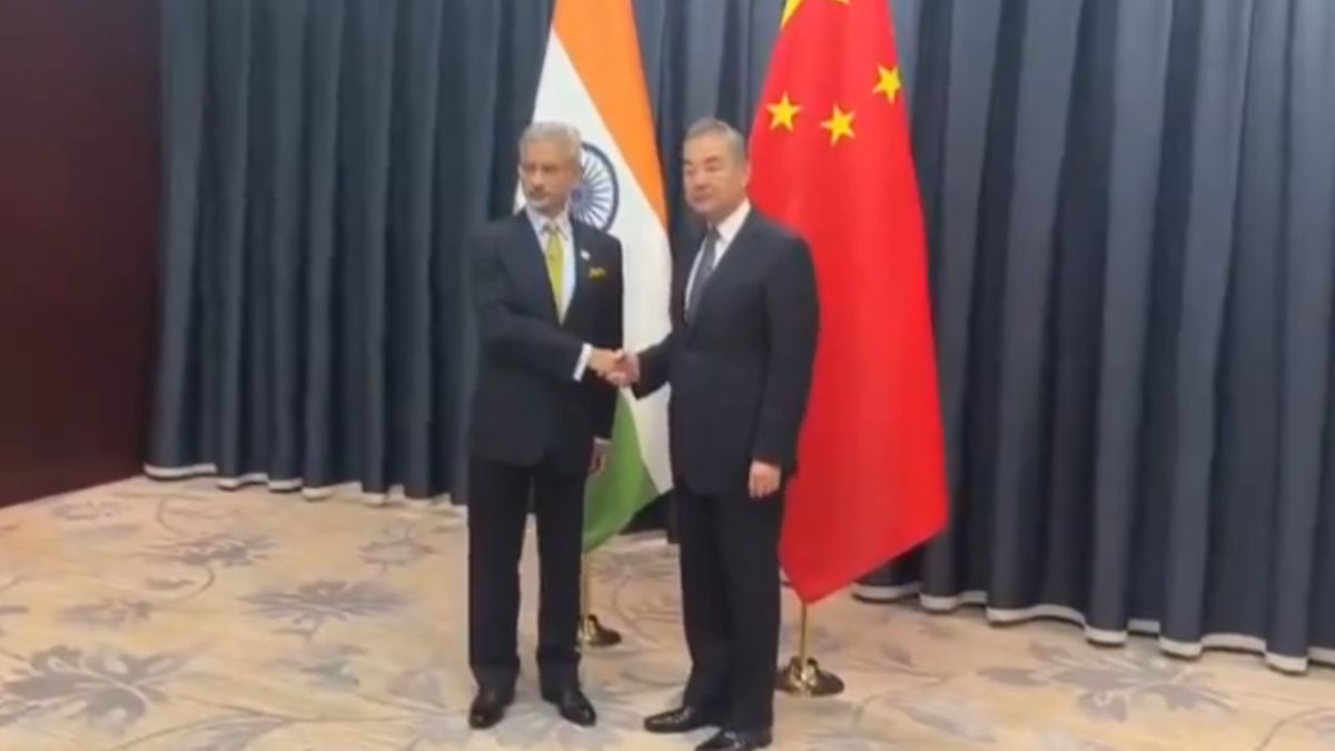 कजाकिस्तान में चीन के विदेश मंत्री से मिले जयशंकर, वीडियो में हाथ मिलाते आए नजर