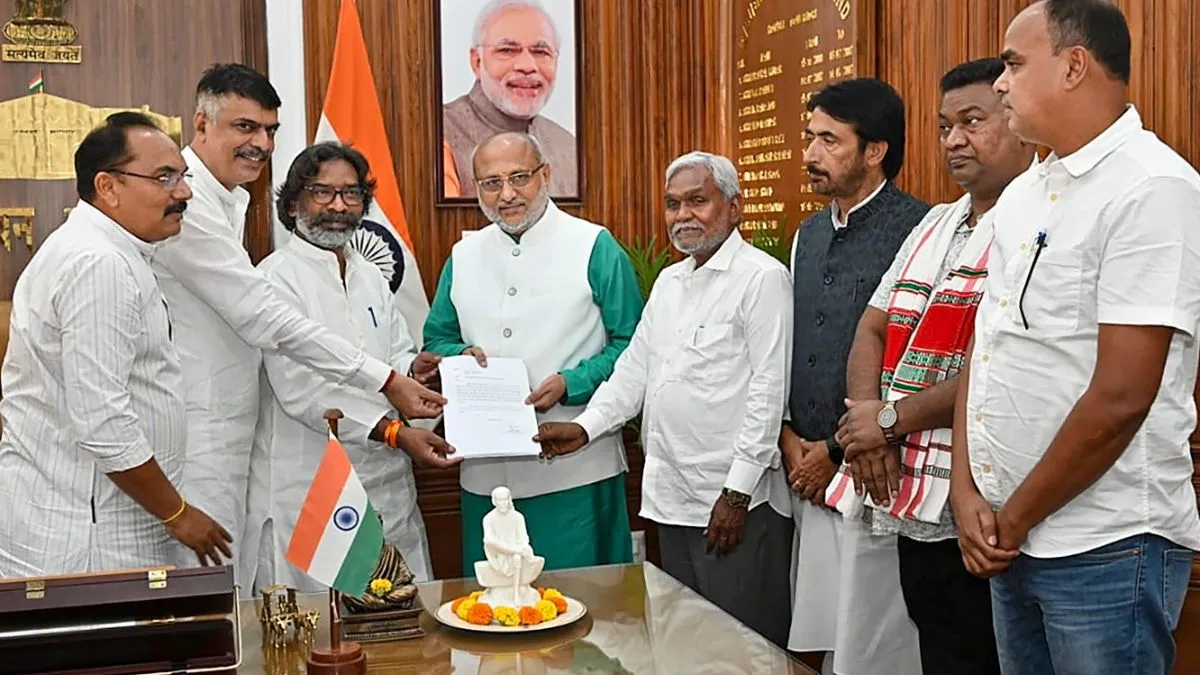 JMM नेता हेमंत सोरेन आज ले सकते हैं मुख्यमंत्री पद की शपथ, चंपई सोरेन ने दिया इस्तीफा सरकार बनाने का दावा पेश करते हेमंत सोरेन- India TV Hindi