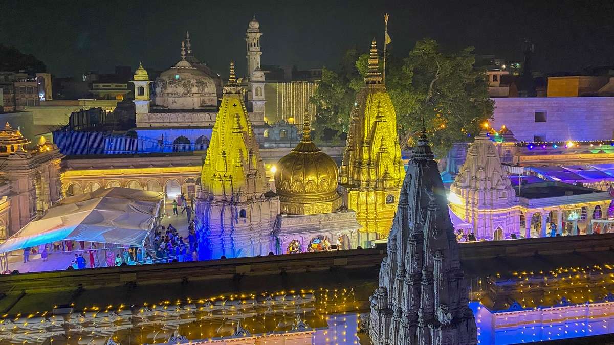 काशी विश्वनाथ की फर्जी वेबसाइट बनाकर श्रद्धालुओं को ठगा, पंडितजी का नंबर देकर पैसा मंगवाते
