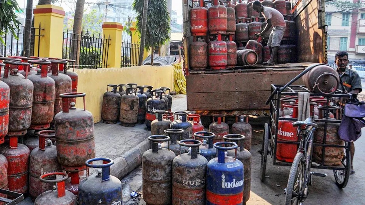 LPG Cylinder Price: एलपीजी गैस सिलेंडर हो गया इतना सस्ता, जानें इन बड़े शहरों में अब कितने में है उपलब्ध