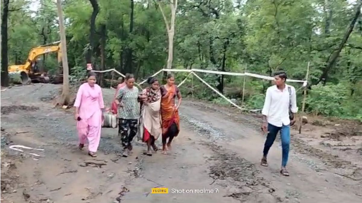 VIDEO: ‘अगर न होती जेसीबी तो चली जाती गर्भवती महिला की जान’, जानें एक मां के लिए आखिर कैसे देवदूत बनी मशीन