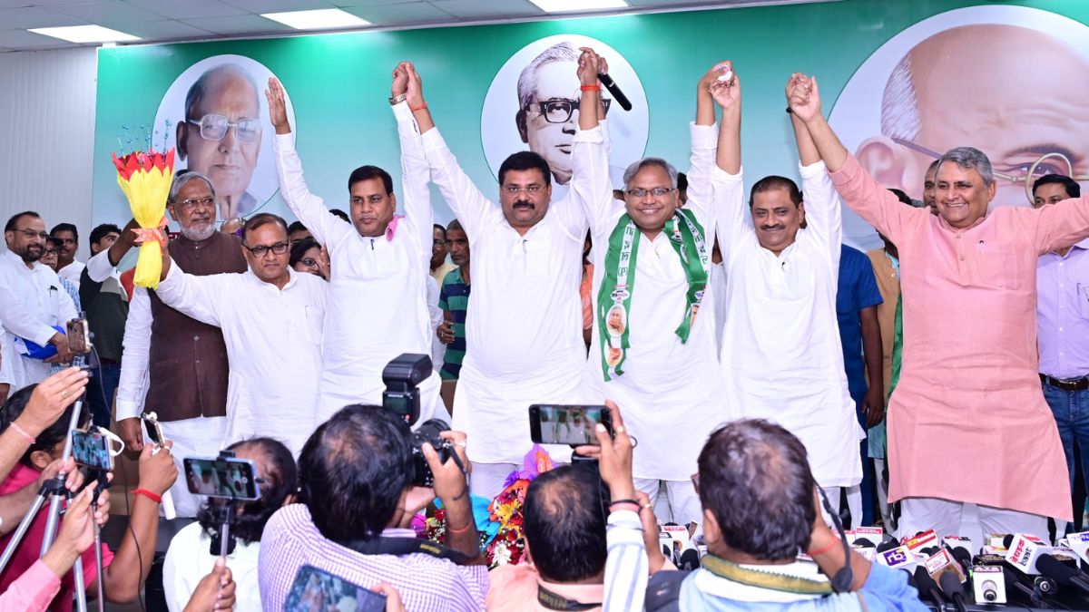 3 दिन पहले जेडीयू में शामिल होने वाले मनीष वर्मा को नीतीश कुमार ने दी बड़ी जिम्मेदारी, बनाया राष्ट्रीय महासचिव 3 दिन पहले जेडीयू में शामिल होने वाले मनीष वर्मा को नीतीश कुमार ने दी बड़ी जिम्मेदारी, बनाया राष्ट्रीय महासचिव