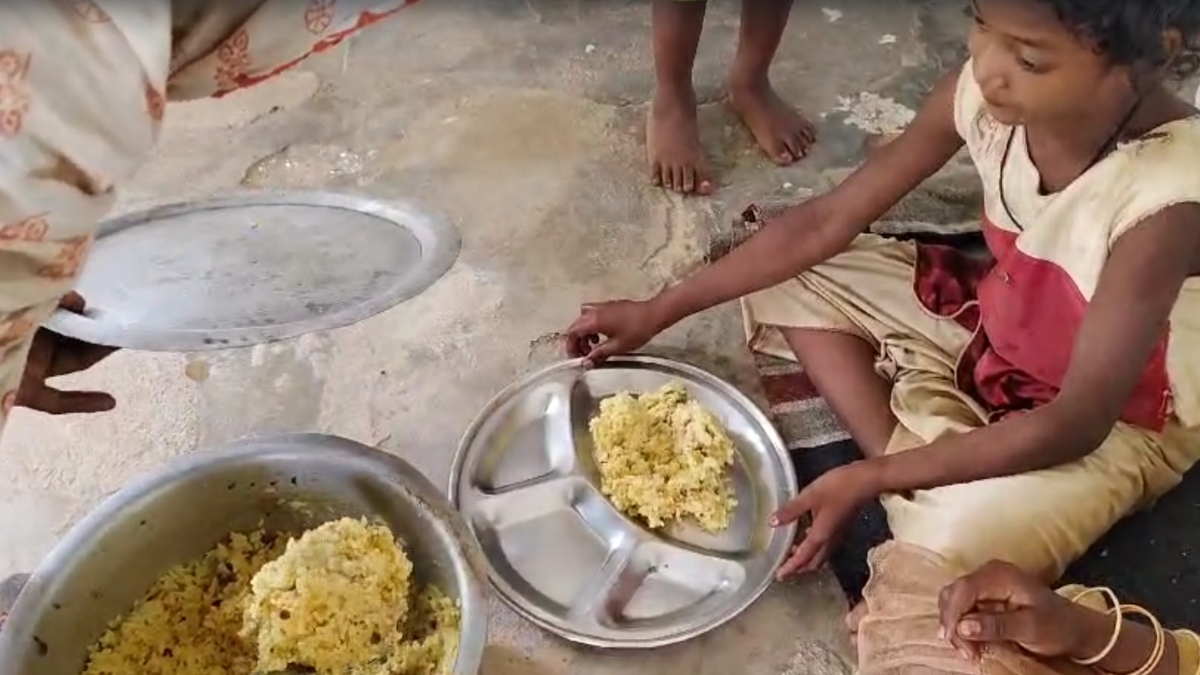 छत्तीसगढ़: मिड-डे मील में बच्चों की थाली से दाल और सब्जी गायब, हल्दी डालकर परोसे जा रहे चावल