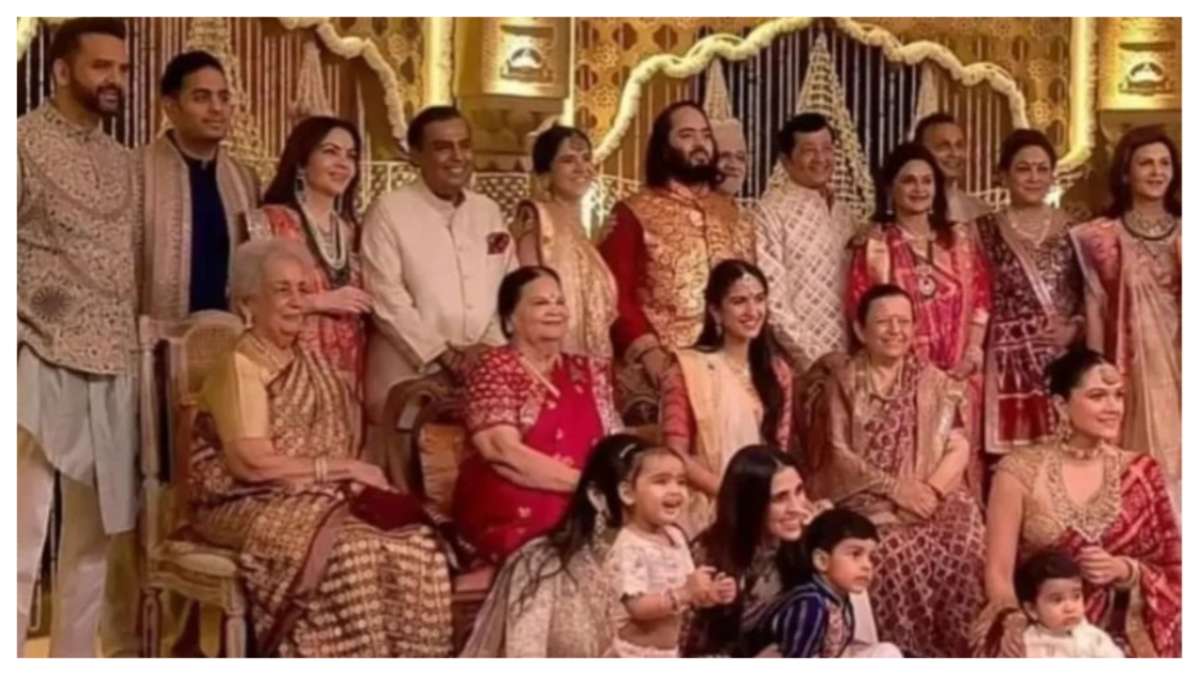 अंबानी फैमिली की ये फोटो दिला देगी फिल्म ‘हम साथ-साथ हैं’ की याद, एक ही फ्रेम में हंसता-मुस्कुराता दिखा पूरा परिवार