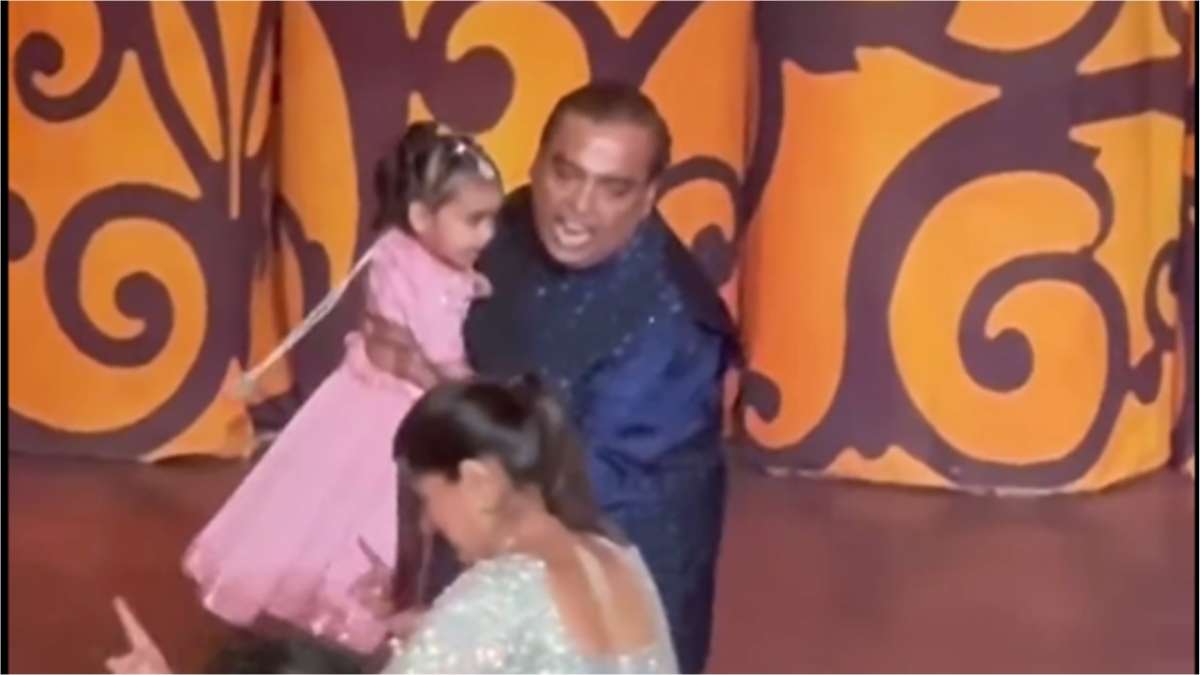 नातिन संग बच्चे बने मुकेश अंबानी, हवा में उछाल कर खेलते आए नजर, दोनों की क्यूट अठखेलियों ने जीता फैंस का दिल