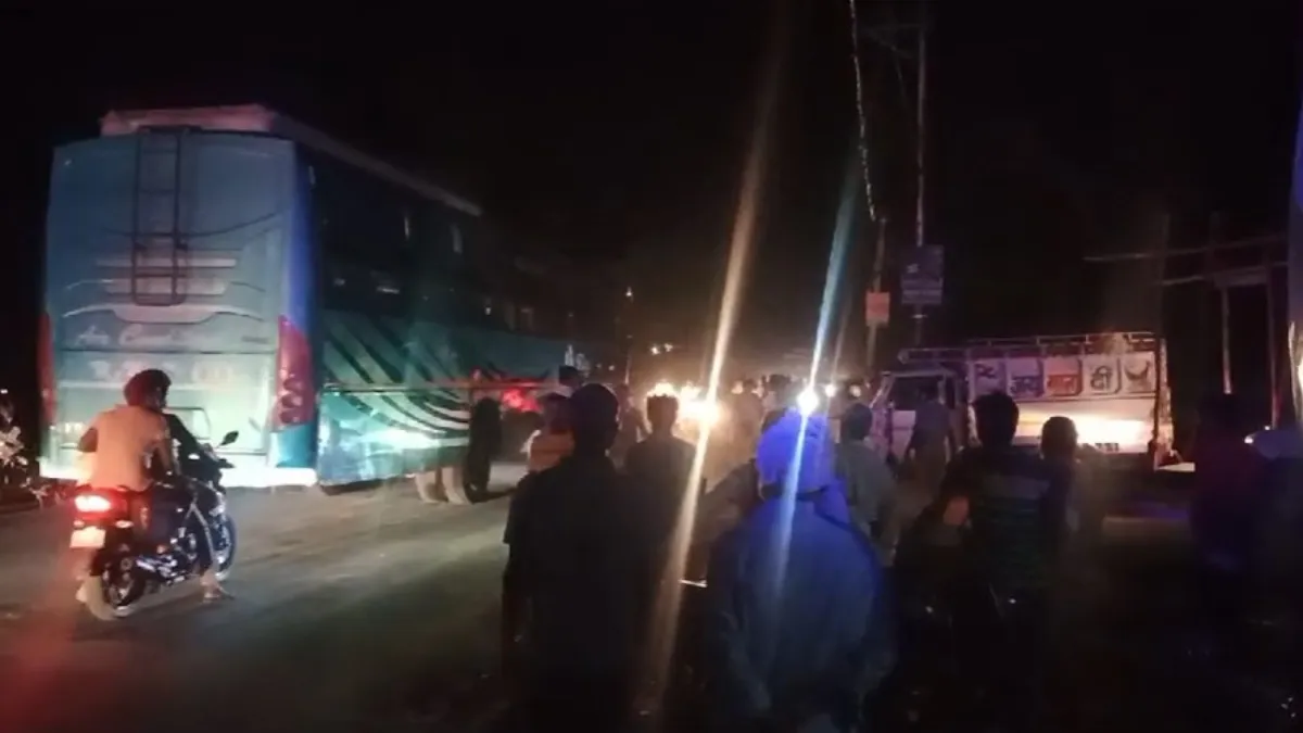 VIDEO: मुहर्रम के दौरान डीजे बजाकर बवाल काट रहे थे, पुलिस पहुंची तो चलाने लगे पत्थर; उपद्रवियों ने मचाया उत्पात मुहर्रम के दौरान डीजे बंद कराने पर बवाल- India TV Hindi