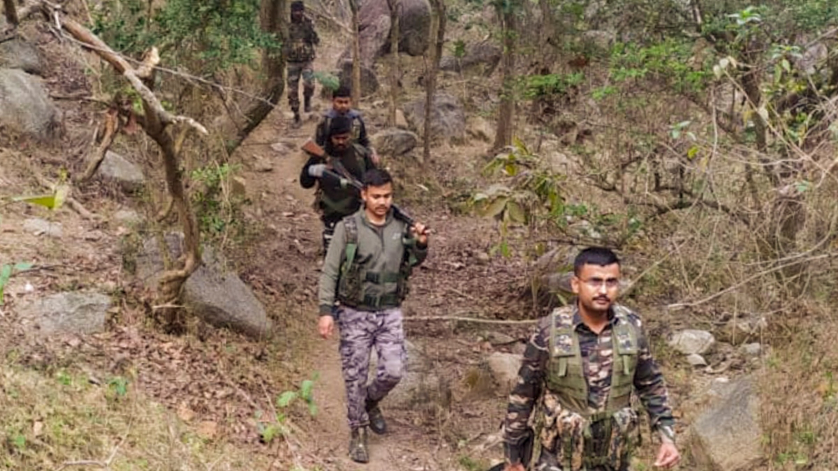 12 हुए ढेर फिर भी नक्सलियों का आतंक जारी, आईईडी विस्फोट में 2 जवान शहीद- 4 घायल