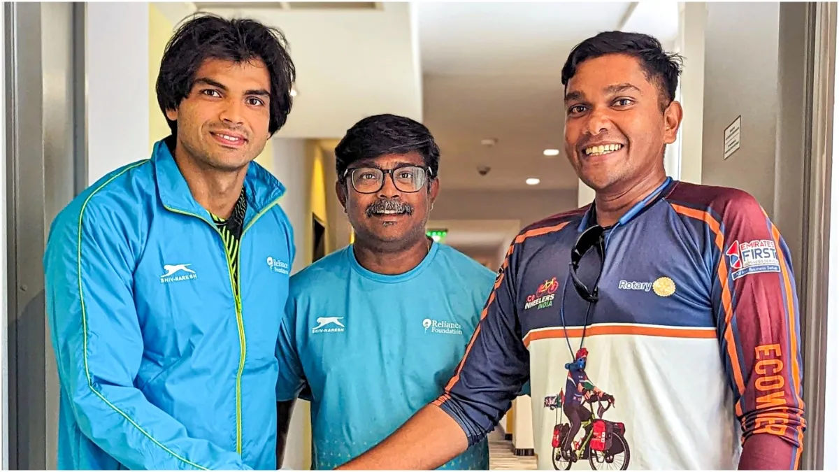भारत से 22,000 किलोमीटर की दूरी तय कर साइकिल से पहुंचा पेरिस neeraj chopra fan asraf ali- India TV Hindi