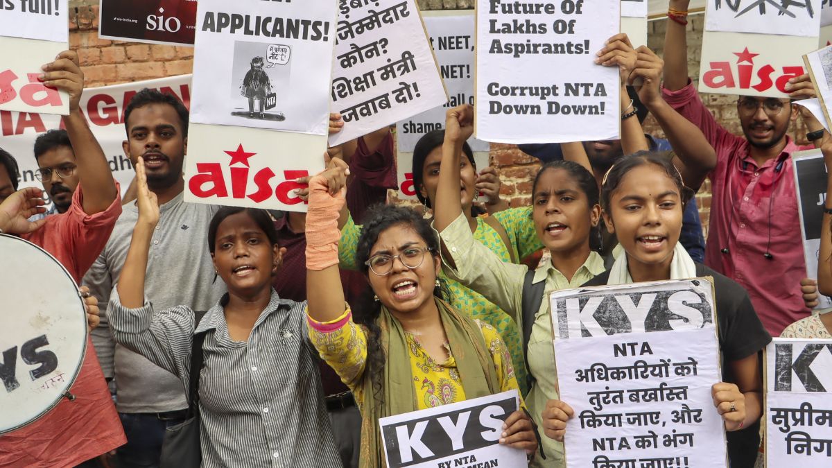 NEET UG Row: जंतर-मंतर पर धरना दे रहे छात्र अब अपनी मांगों को लेकर संसद तक निकालेंगे मार्च, कर रहे हैं ये मांग