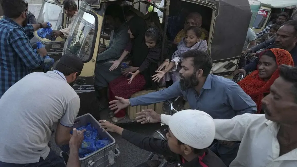 कंगाली...महंगाई और भुखमरी, ये है पाकिस्तान का हाल; जानिए फिर भी क्यों बम-बारूद पर लुटा रहा 'माल' पाकिस्तान में महंगाई- India TV Hindi