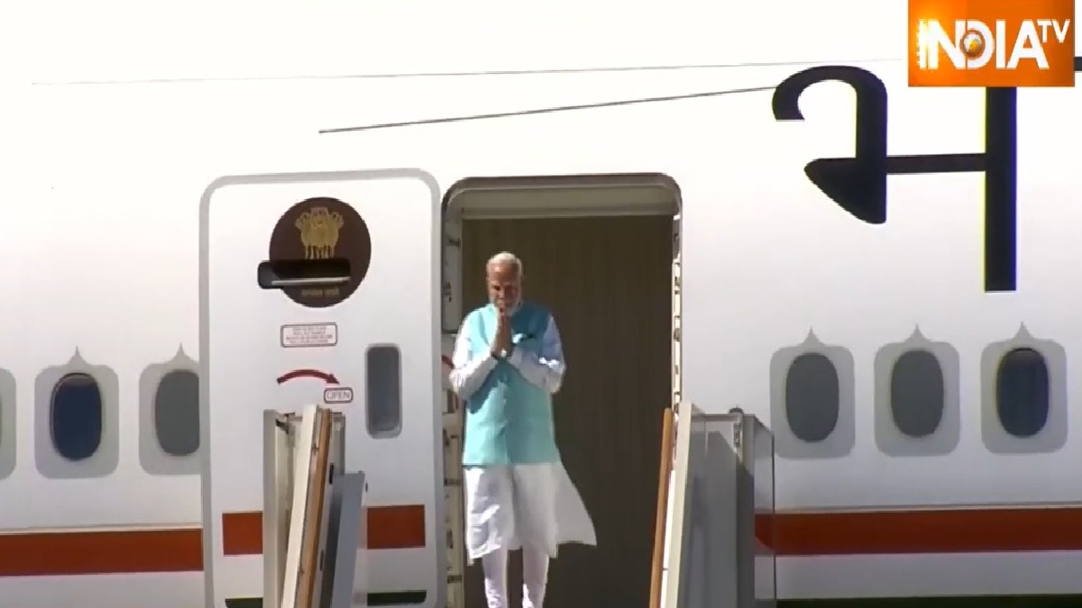 PM Modi Russia Visit: रूस पहुंचे PM नरेंद्र मोदी, राष्ट्रपति व्लादिमीर पुतिन के साथ होगी अहम बैठक
