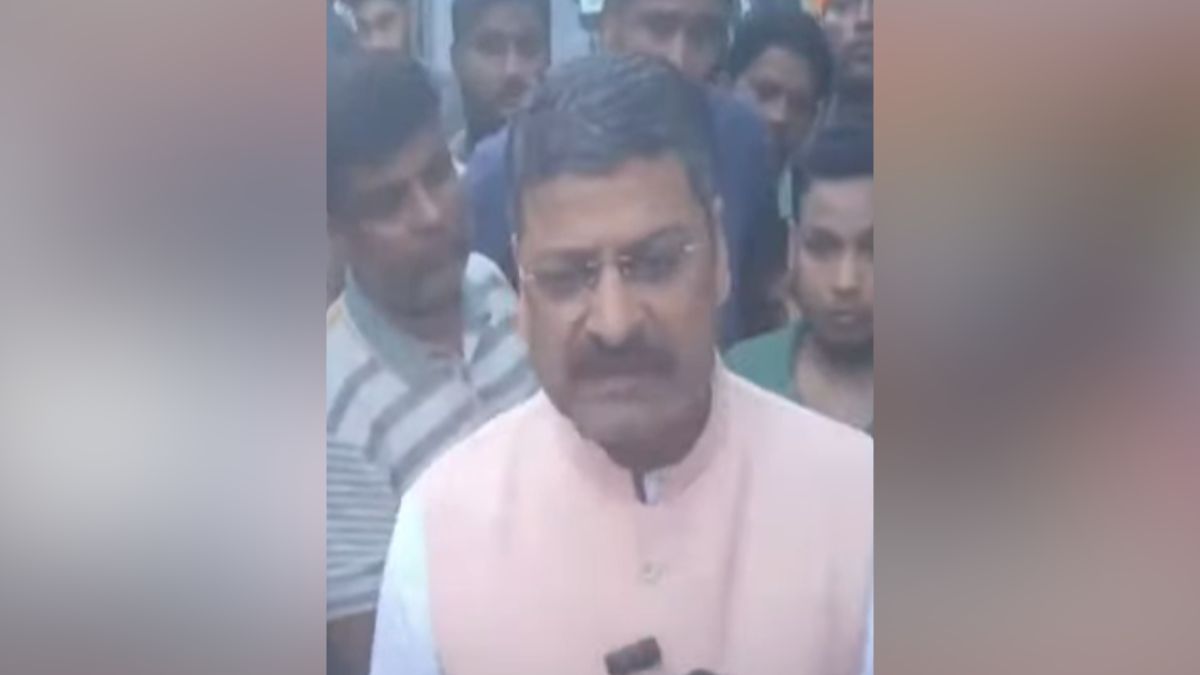 यूपी: मुरादाबाद में BJP विधायक ने नगर निगम की बुलडोजर कार्रवाई का किया विरोध, देखें VIDEO