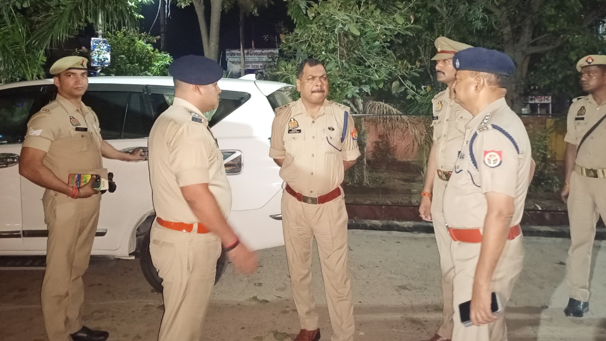 पूर्वांचल एक्सप्रेस-वे पर बड़ा हादसा, भीषण टक्कर में बस सवार 4 लोगों की मौत, 12 घायल