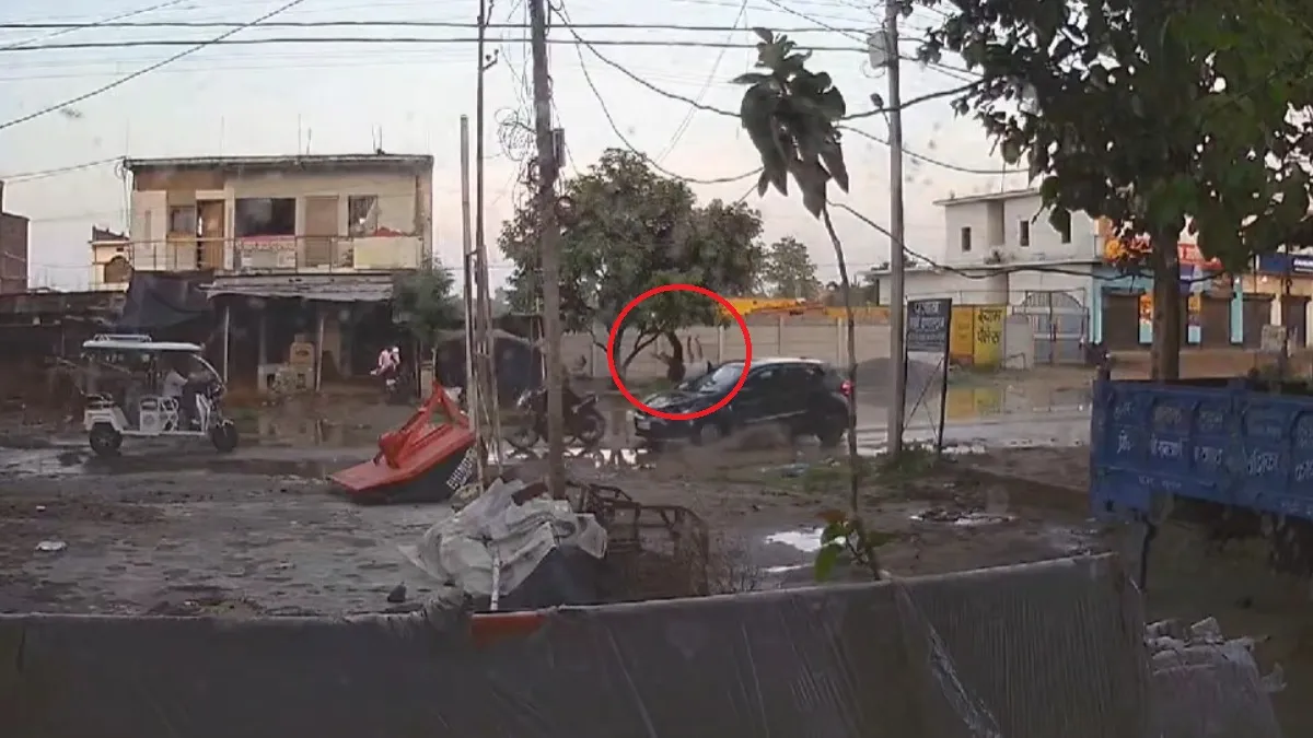 सड़क हादसे का खौफनाक VIDEO आया सामने, देखिए कैसे बेकाबू कार ने बाइक को मारी टक्कर कार ने बाइक को मारी टक्कर- India TV Hindi