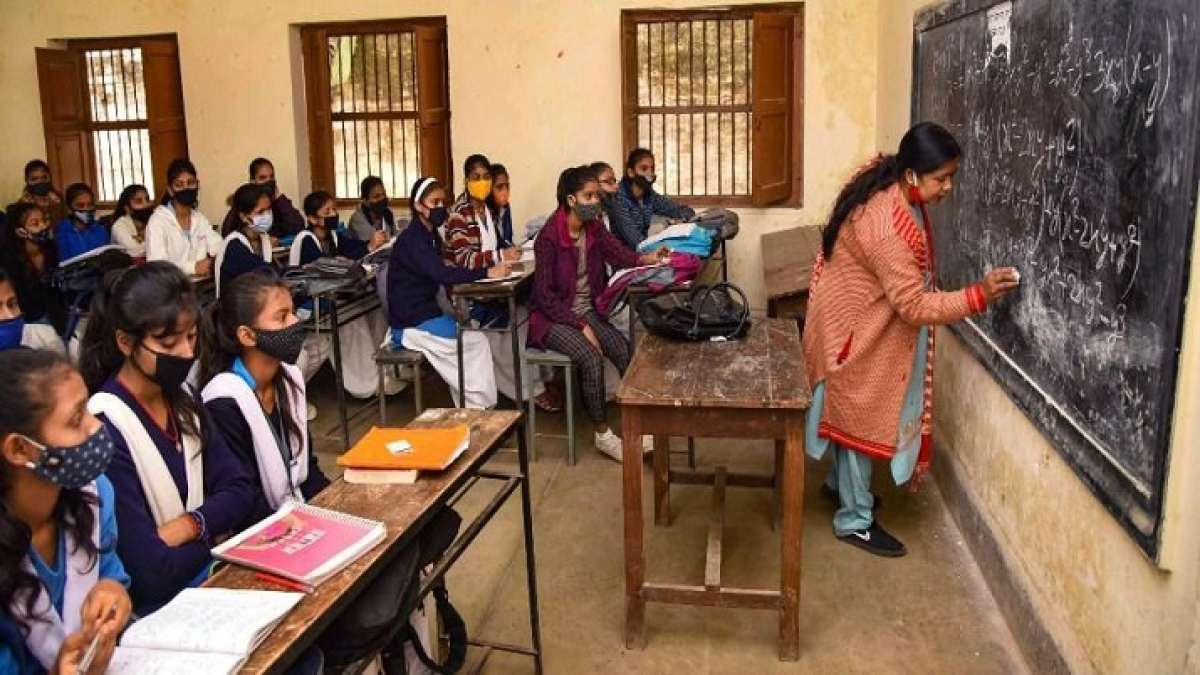 स्कूल में पंखा तक नहीं! एक-एक कर बेहोश हुए 30 बच्चे, 2 शिक्षकों की भी तबीयत बिगड़ी