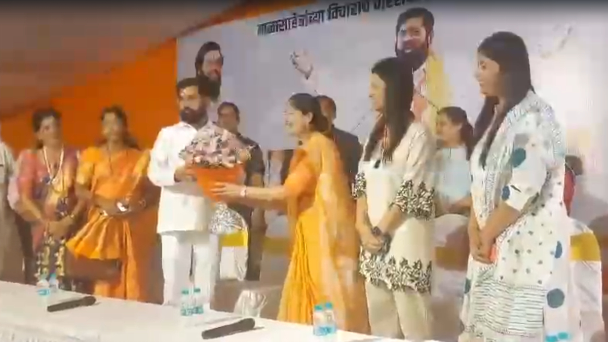 एनकाउंटर स्पेशलिस्ट अधिकारी की पत्नी और बेटियां शिवसेना में शामिल, एकनाथ शिंदे ने दिलाई सदस्यता एनकाउंटर स्पेशलिस्ट अधिकारी की पत्नी और बेटियां शिवसेना में शामिल, एकनाथ शिंदे ने दिलाई सदस्यता